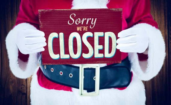 santa hands closed half body_ Przerwa świąteczna w okresie Bożego Narodzenia